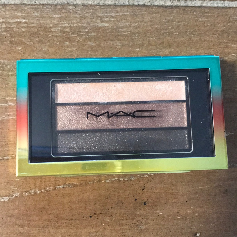 MAC ‘Wash and Dry’ collection eyeshadow palette